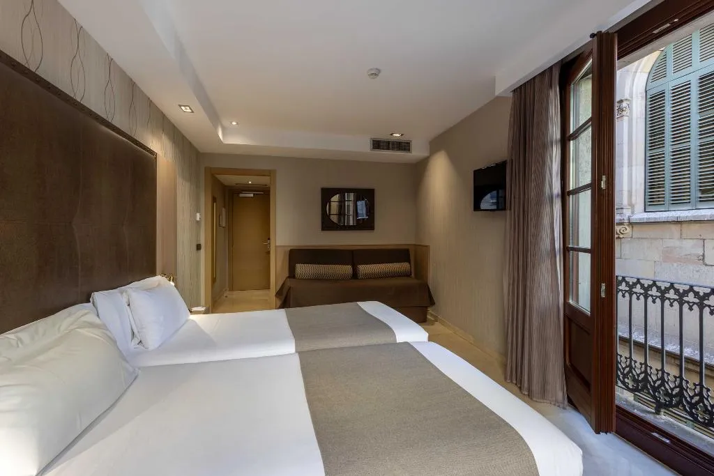 TRIPLE STANDARD Room, Gran Hotel Barcino 4*S, Barcelona