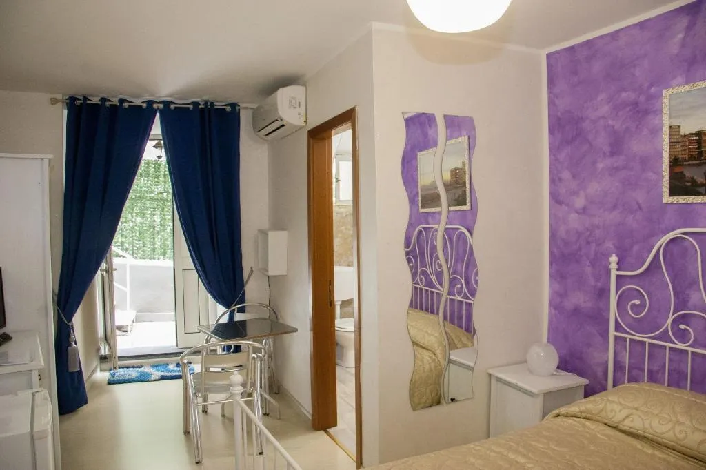 Room, Residence Confalone, Naples