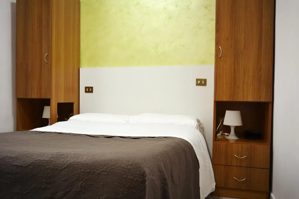 Room, Colombo, Naples