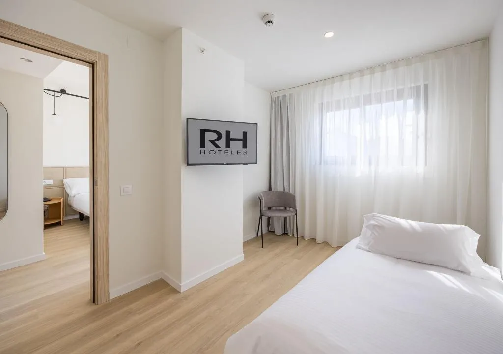 TRIPLE STANDARD Room, RH Arena, Valencia