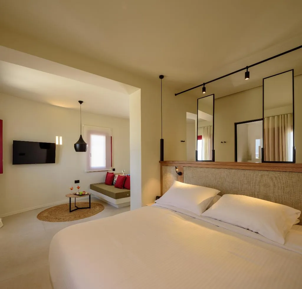 SUITE SEA VIEW WITH PRIVATE POOL Room, Potnia Theron Suites, Santorini