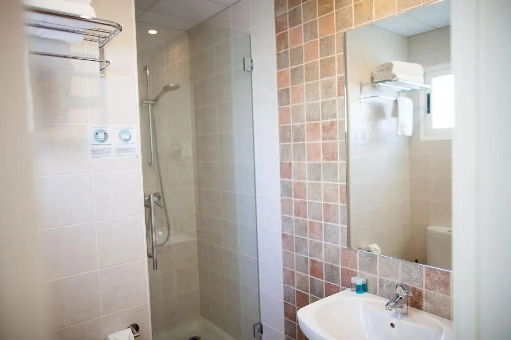 Room, Host & Home, Valencia