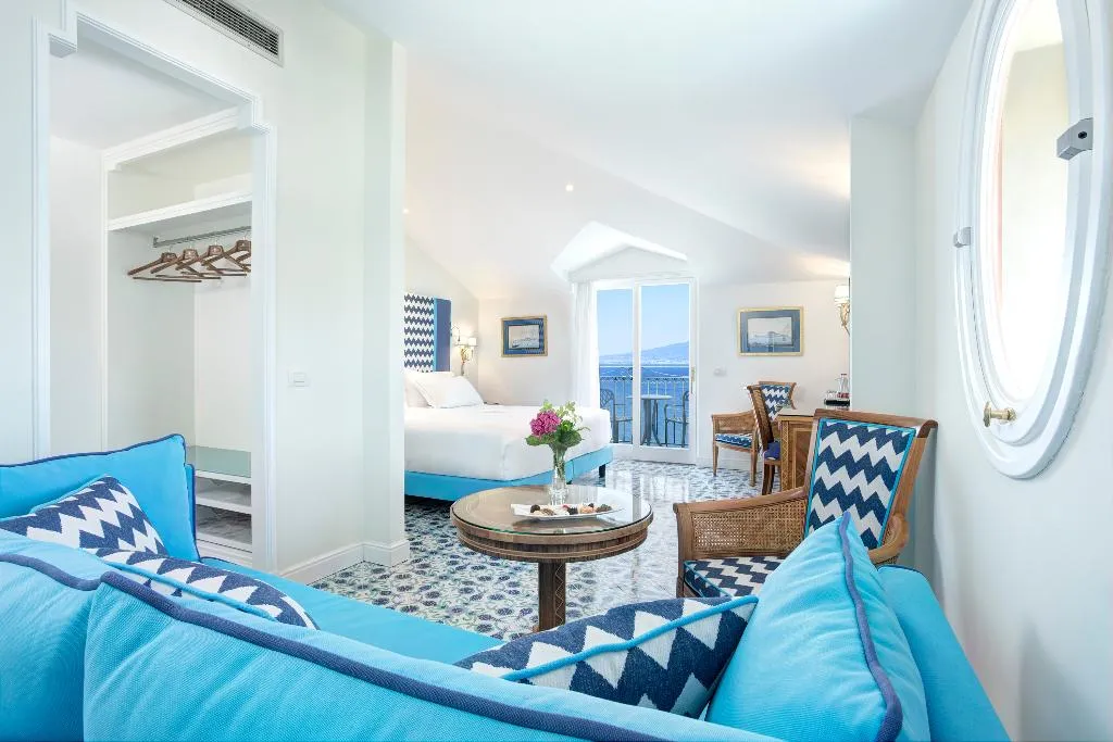 JUNIOR SUITE DELUXE SEA VIEW WITH BALCONY Room, Grand Hotel Ambasciatori, Naples