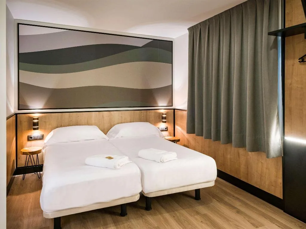 DOUBLE SUPERIOR Room, ibis Styles Figueres Ronda, Costa Brava