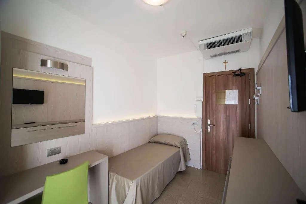 Room, Touring, Venice