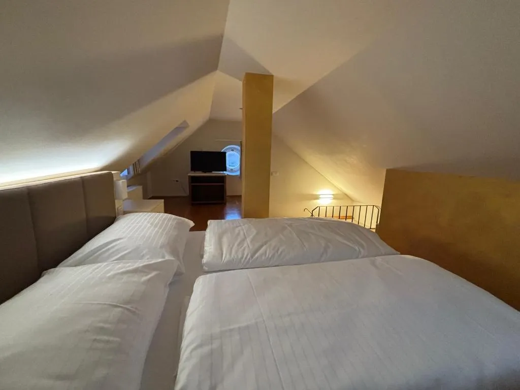 APARTMENT DUPLEX Room, The Golden Wheel, Prague