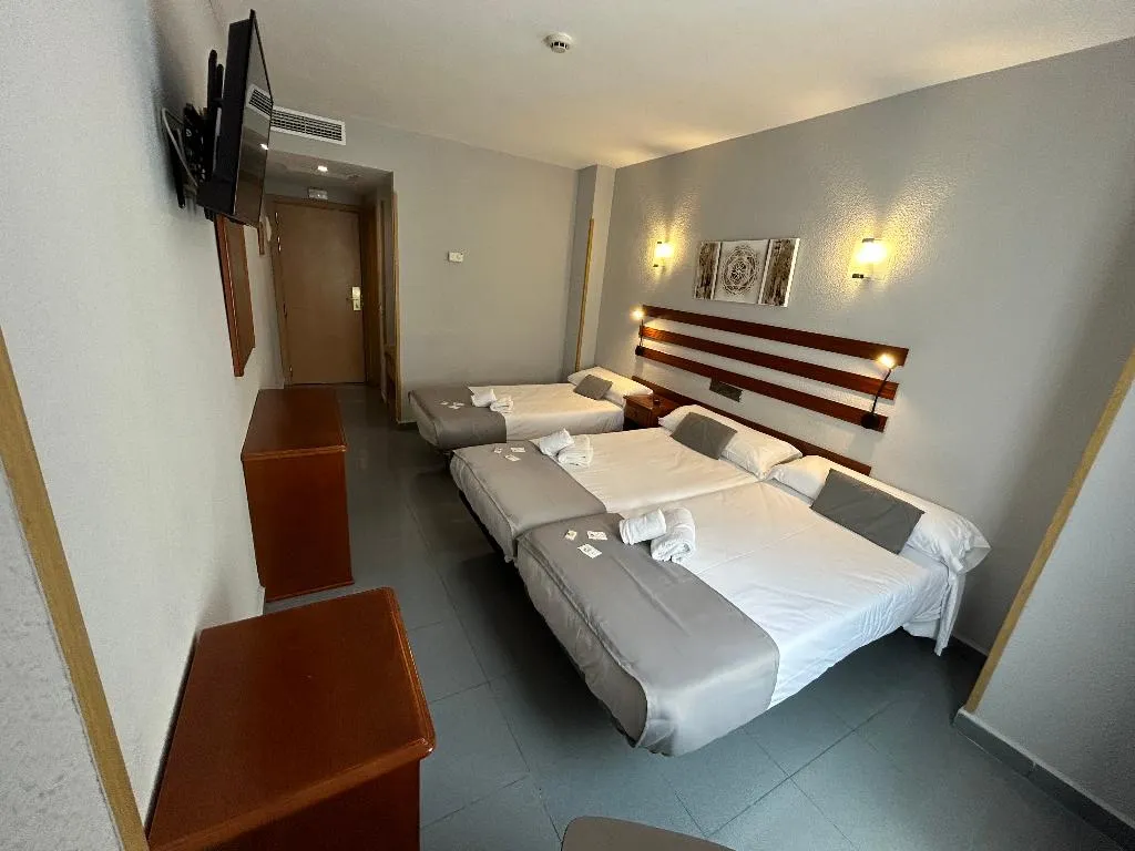 FAMILY ROOM CAPACITY 7 TWO BEDROOMS Room, Valdemoro, Madrid