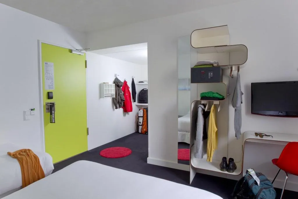DOUBLE SINGLE USE STANDARD Room, Gat Point Charlie, Berlin