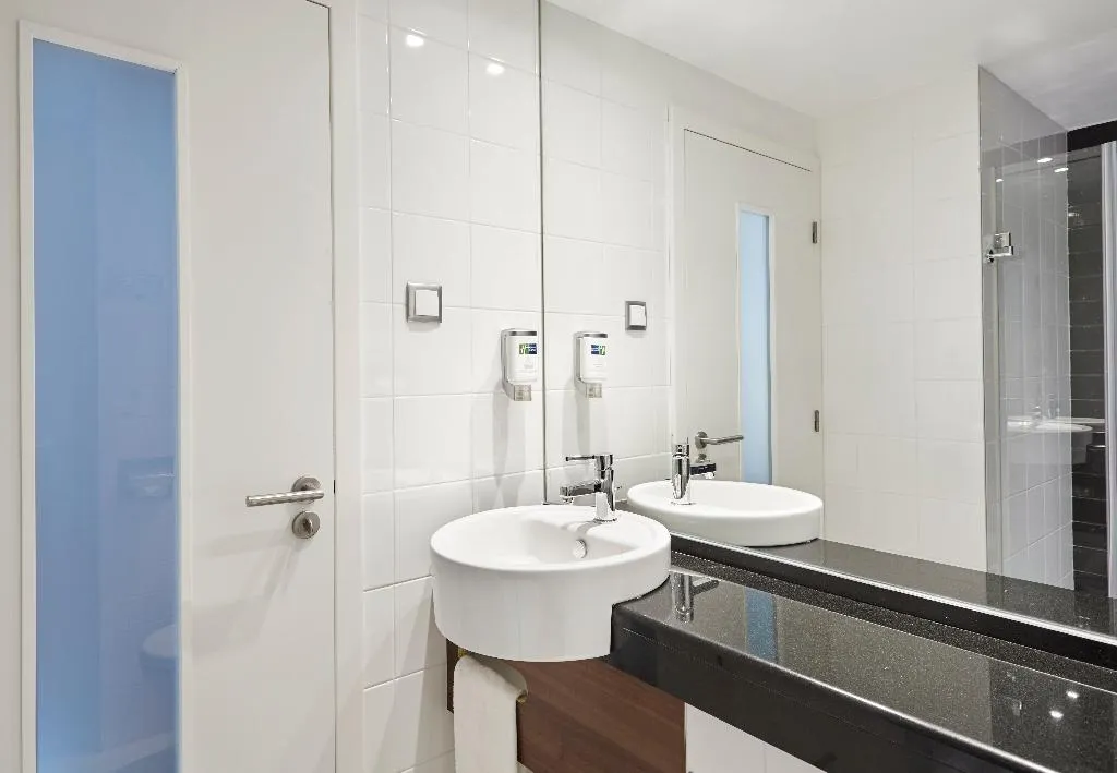 DOUBLE WITH DOUBLE BED Room, Holiday Inn Express Lisbon Airport, Lisbon