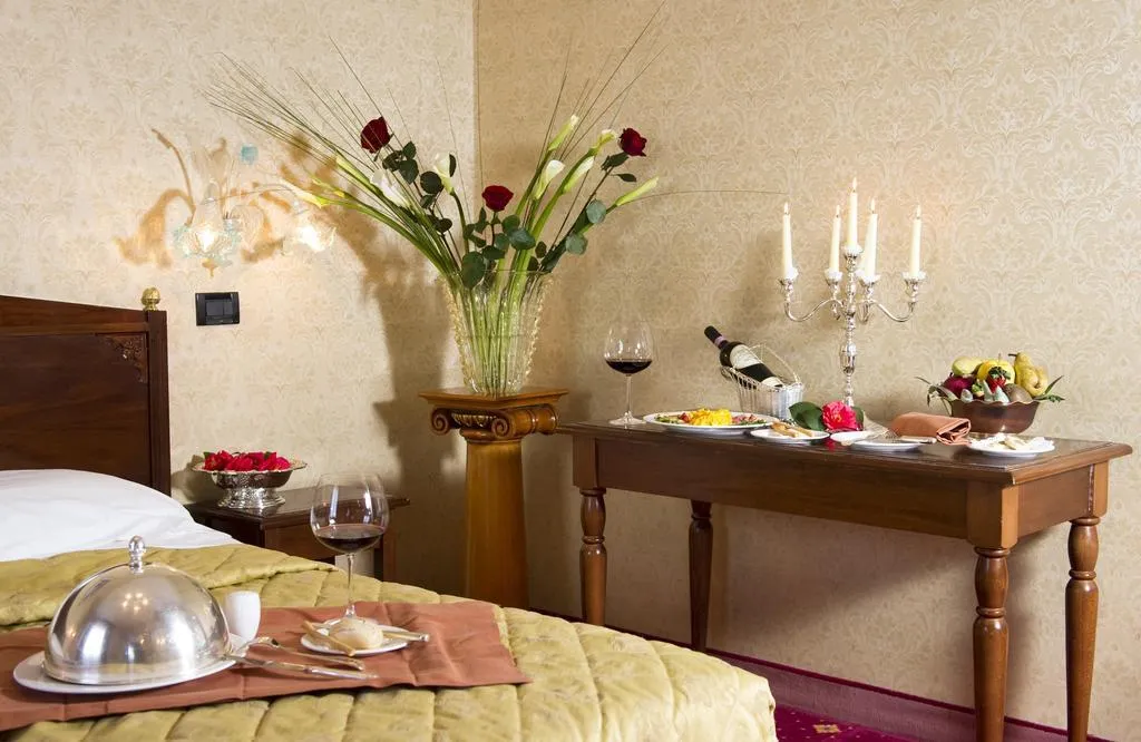 Double or Twin CLASSIC Room, Carlton on the Grand Canal, Venice