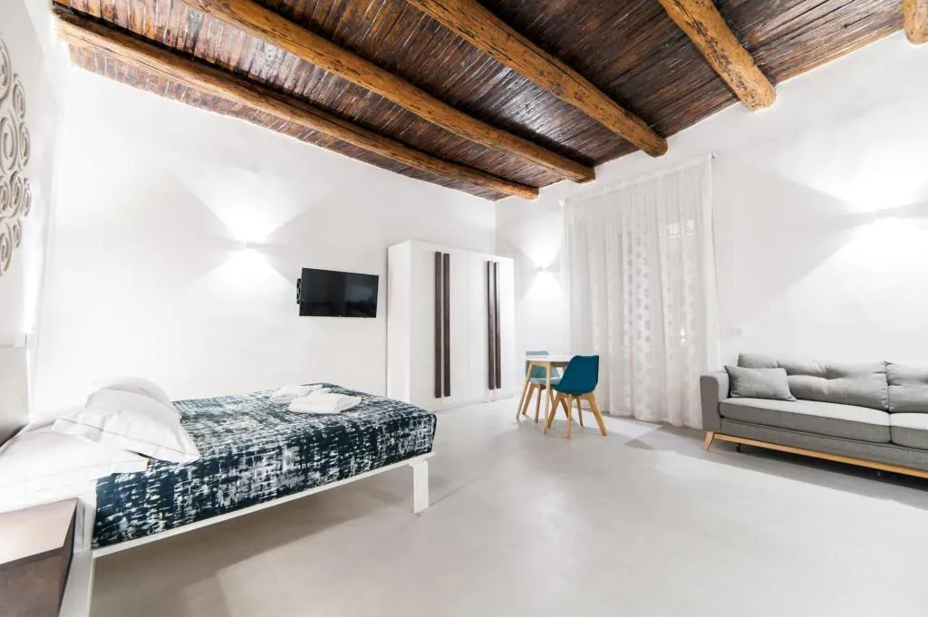 Room, Dada Suite, Naples