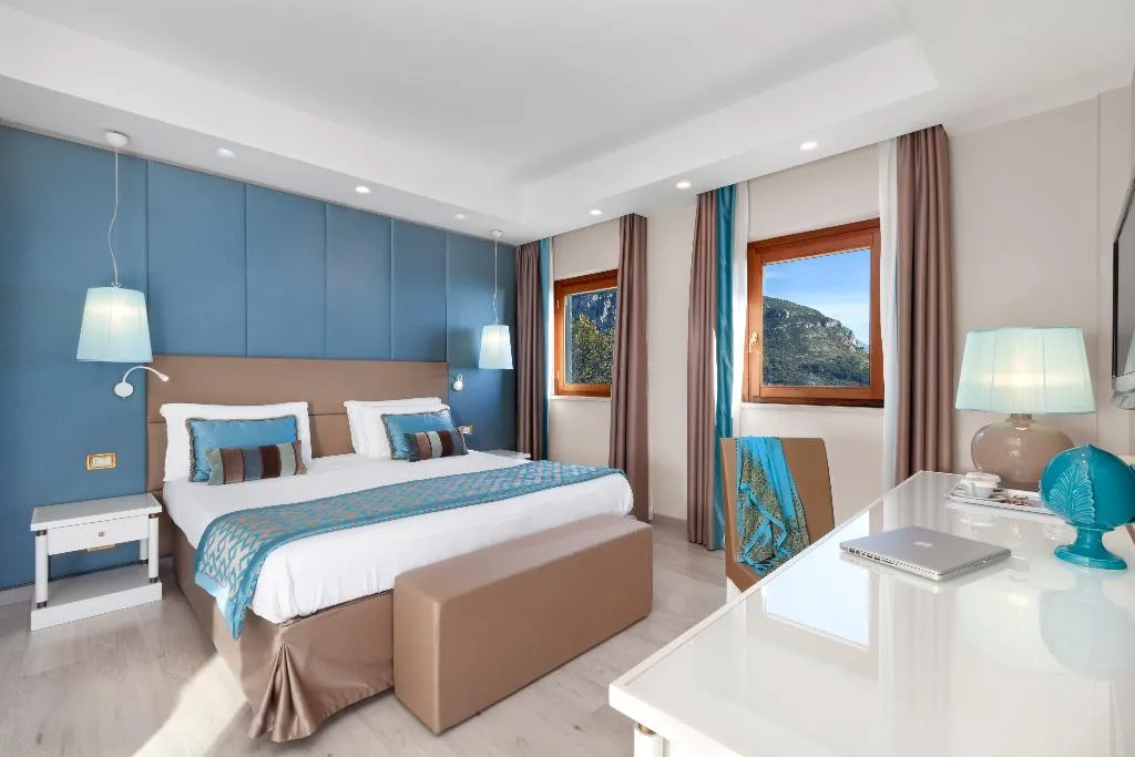 DOUBLE DELUXE WITH VIEWS Room, Nastro Azzurro Resort, Naples