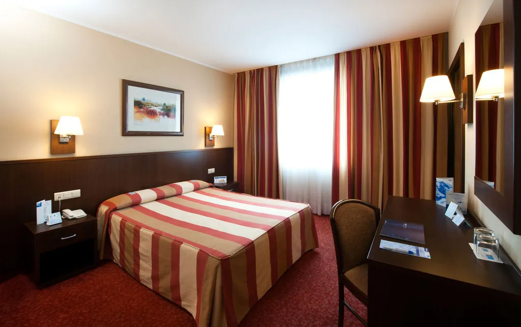 SINGLE STANDARD Room, Leonardo Hotel Barcelona Gran Via, Barcelona