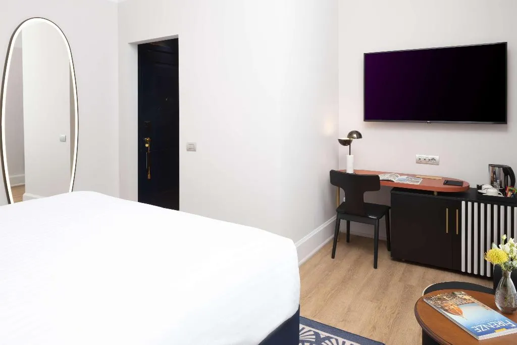 Double or Twin PREMIUM KING BED Room, Anglo American Hotel Florence, Curio Collection, Florence