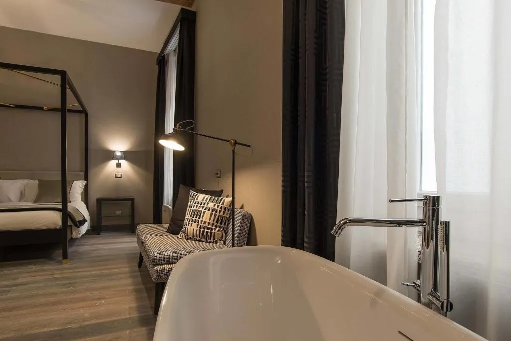 DOUBLE DELUXE QUEEN BED Room, Colonna Suite Del Corso, Rome