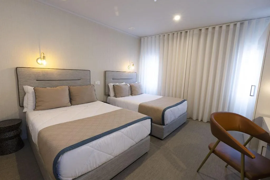 QUADRUPLE TWO DOUBLE BEDS Room, America, Porto