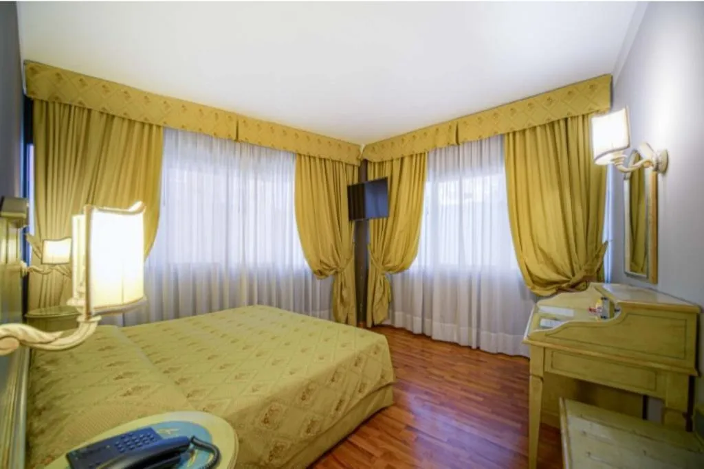 Room, Aaron, Venice