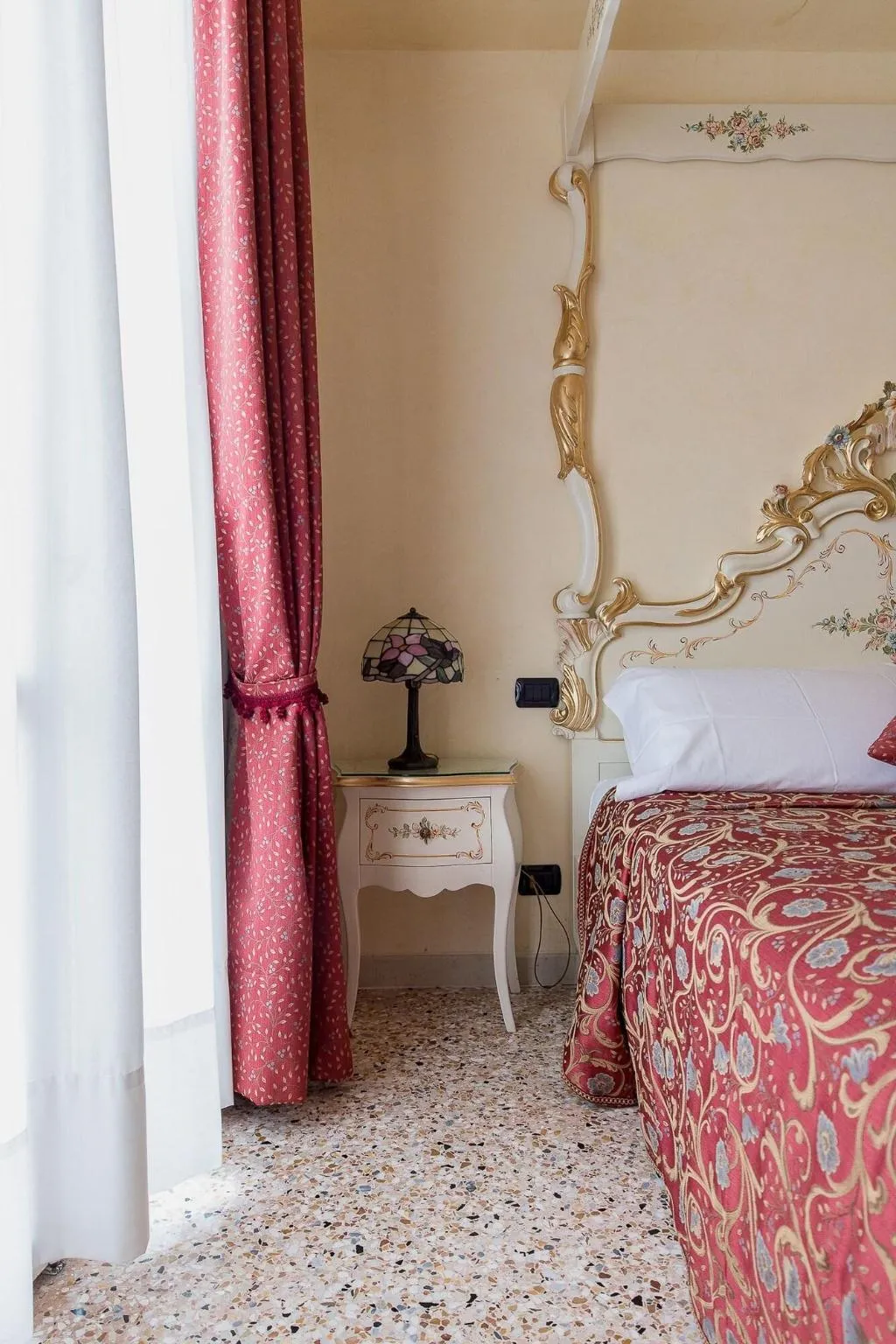 Room, Angeles Inn, Venice