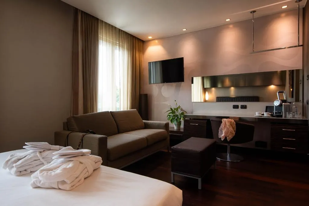 DOUBLE EXECUTIVE QUEEN BED Room, Axolute Comfort Hotel - Cantu, Milan
