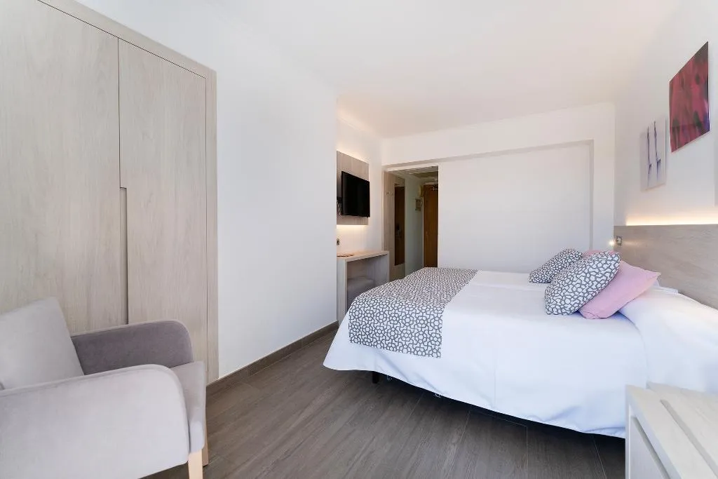 Room, Timor, Majorca