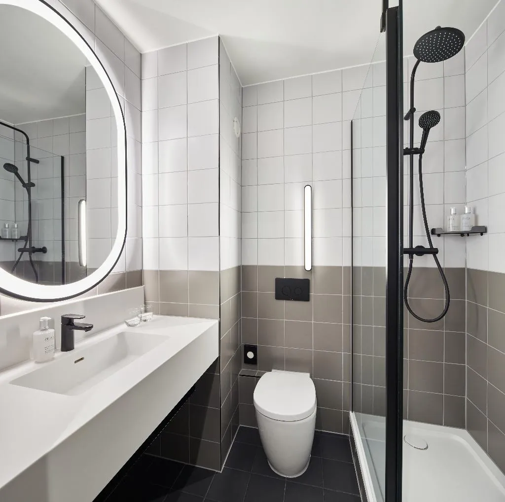 DOUBLE KING SIZE BED Room, Leonardo Hotel Dublin Christchurch, Dublin