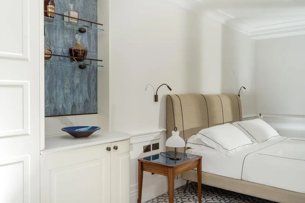 Room, Borgo Santandrea, Naples