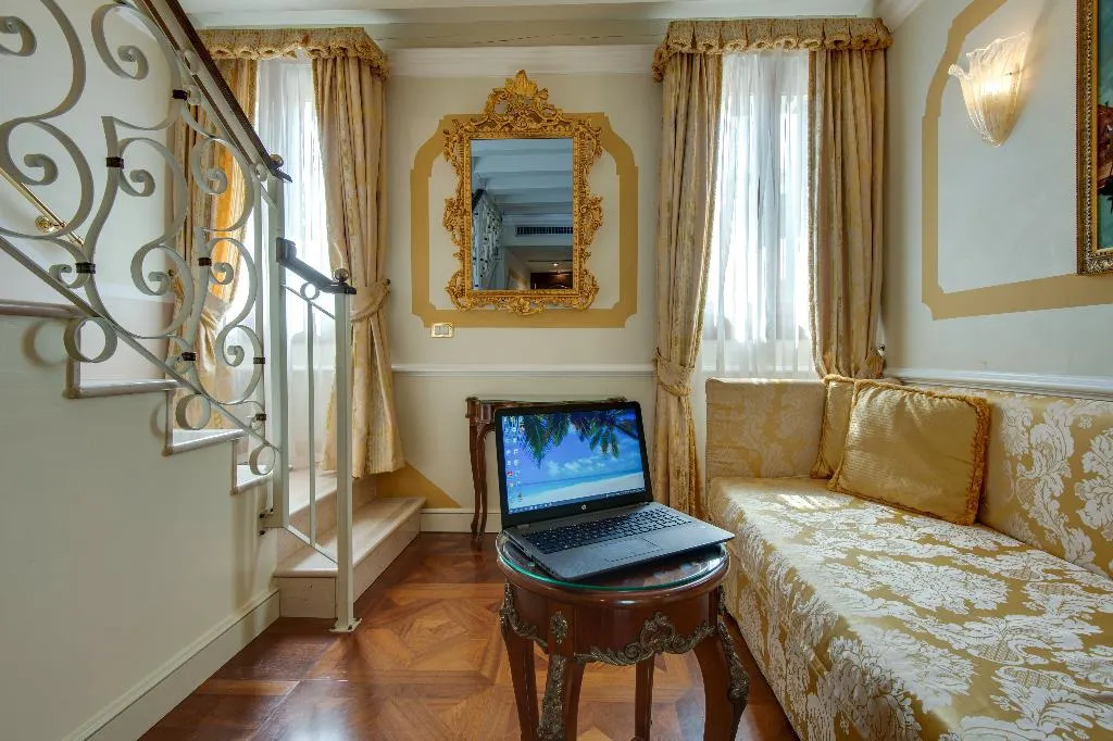JUNIOR SUITE ANNEX Room, Canal Grande, Venice