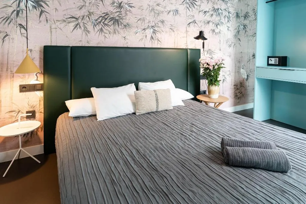 Room, Welldone Quality-Crystal Pool, Seville
