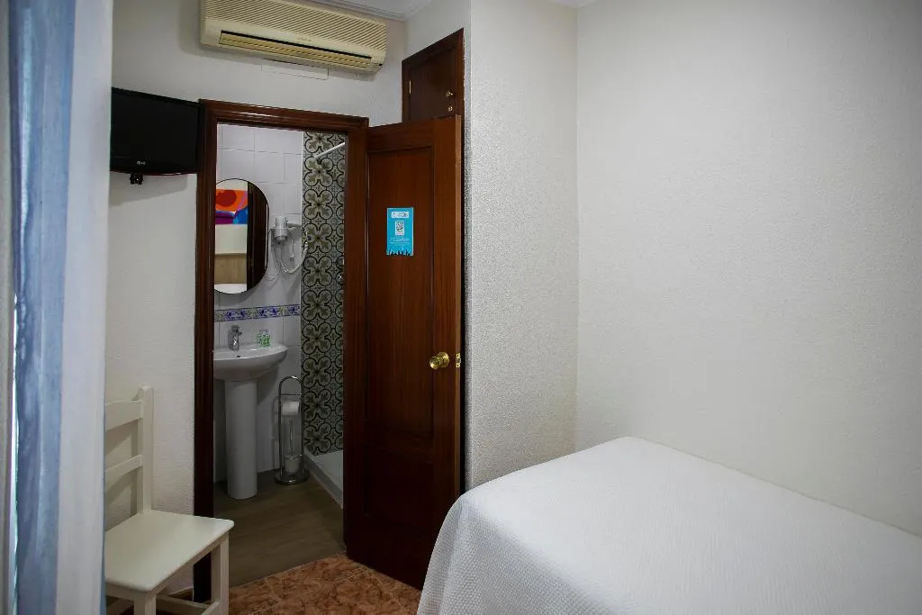 DOUBLE SINGLE USE WITH DOUBLE BED Room, Pensión dulces sueños, Seville