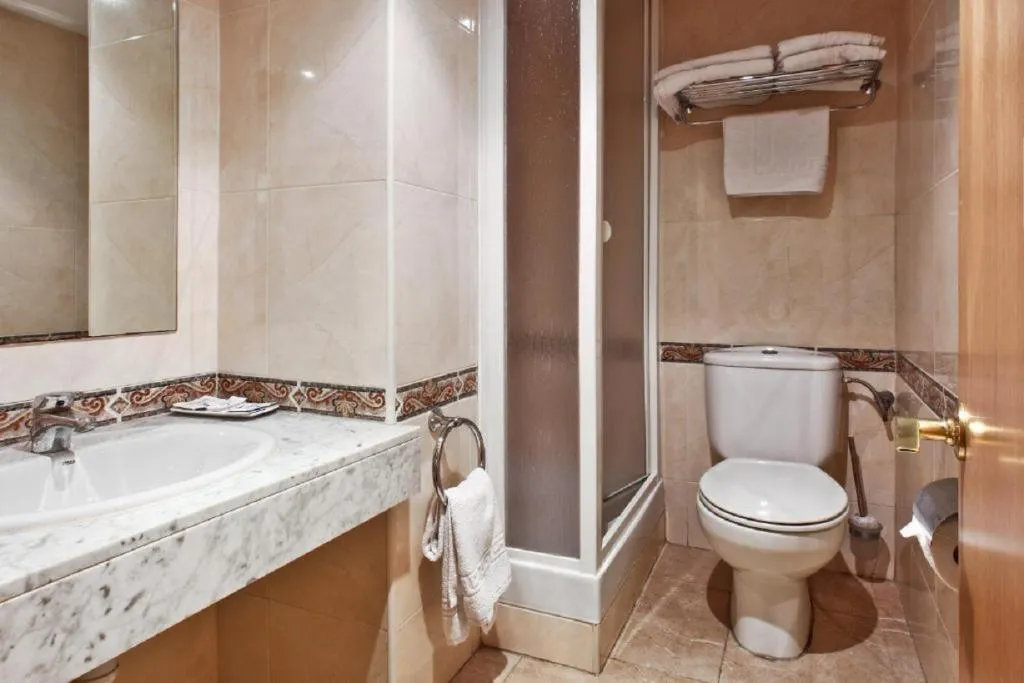 QUADRUPLE STANDARD Room, Yomo Hostal Bcn Port, Barcelona