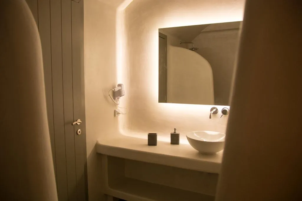 SUITE WITH JACUZZI Room, Amphitrite Suites Santorini, Santorini