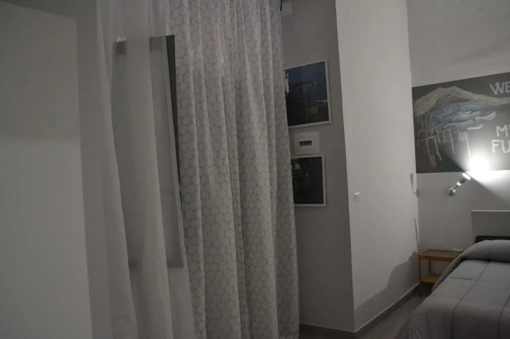 Room, Bassetto 013, Naples
