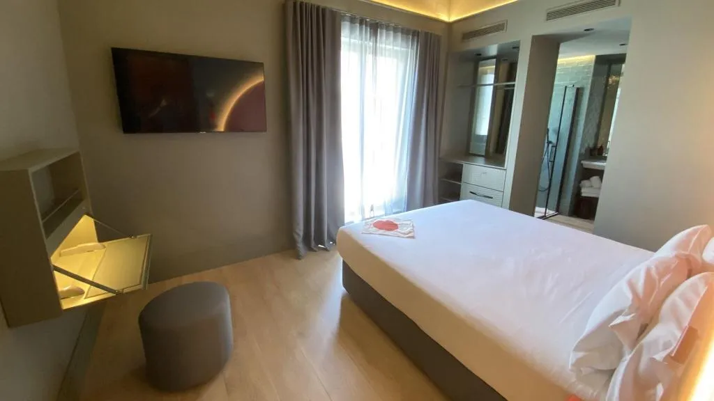 DOUBLE SUPERIOR QUEEN BED Room, Chic & Basic Dot, Madrid