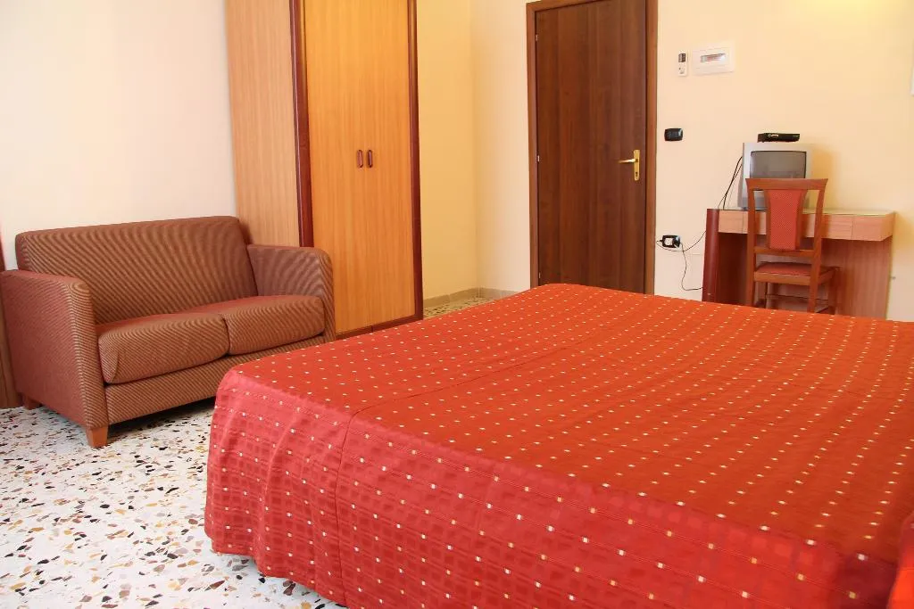 TRIPLE STANDARD Room, La Casa del Pellegrino, Naples