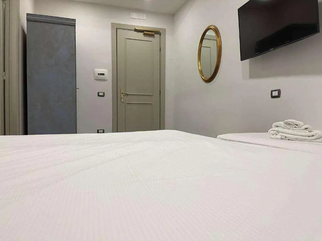 Room, Borbone Di Napoli, Naples