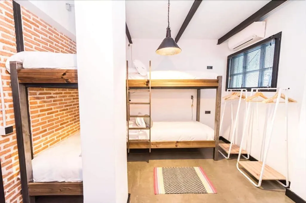 Room, Lanave, Madrid