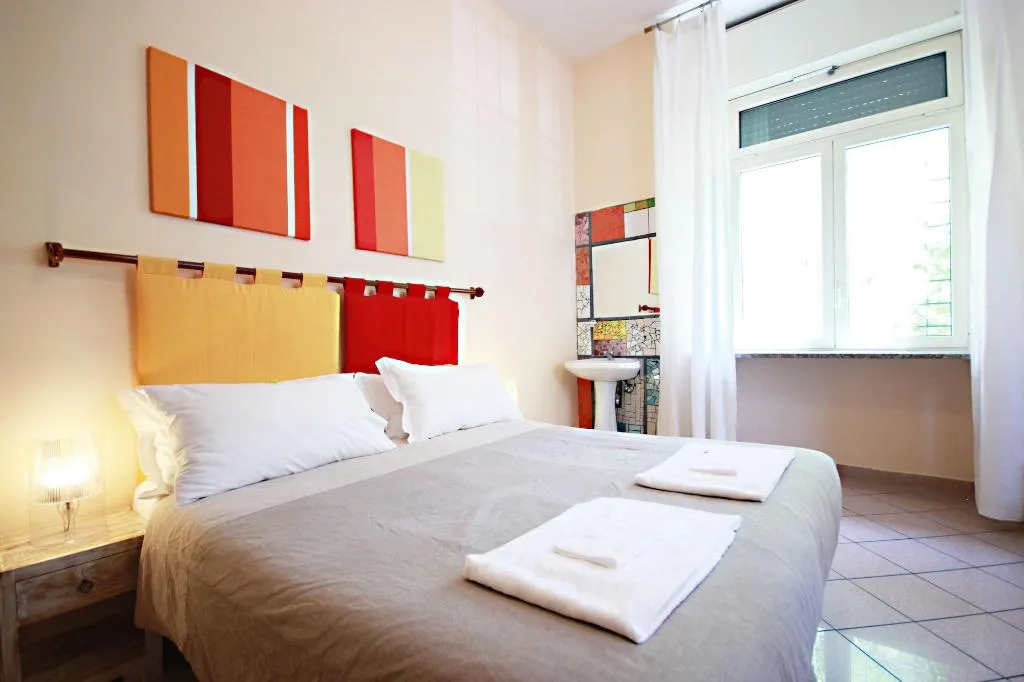 Room, The Beehive, Naples