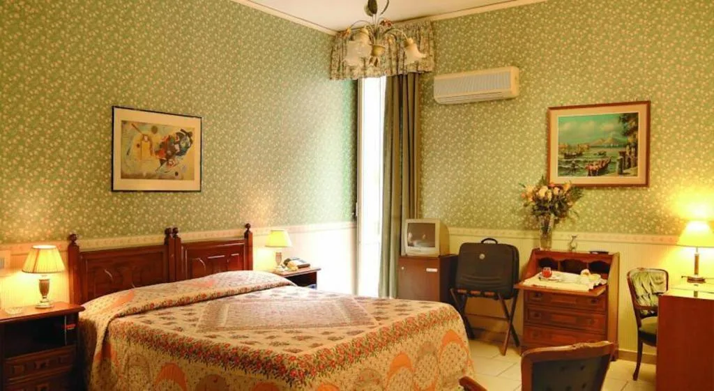 TRIPLE STANDARD Room, Borbone Di Napoli, Naples