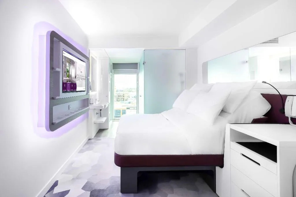 Cabin CITY VIEW QUEEN BED Room, Yotel Amsterdam, Amsterdam
