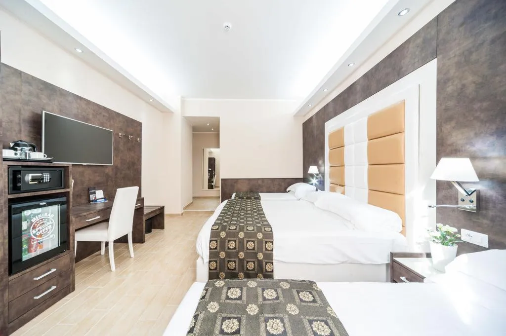 QUADRUPLE DELUXE Room, Relais Trevi 95 Boutique Hotel, Rome
