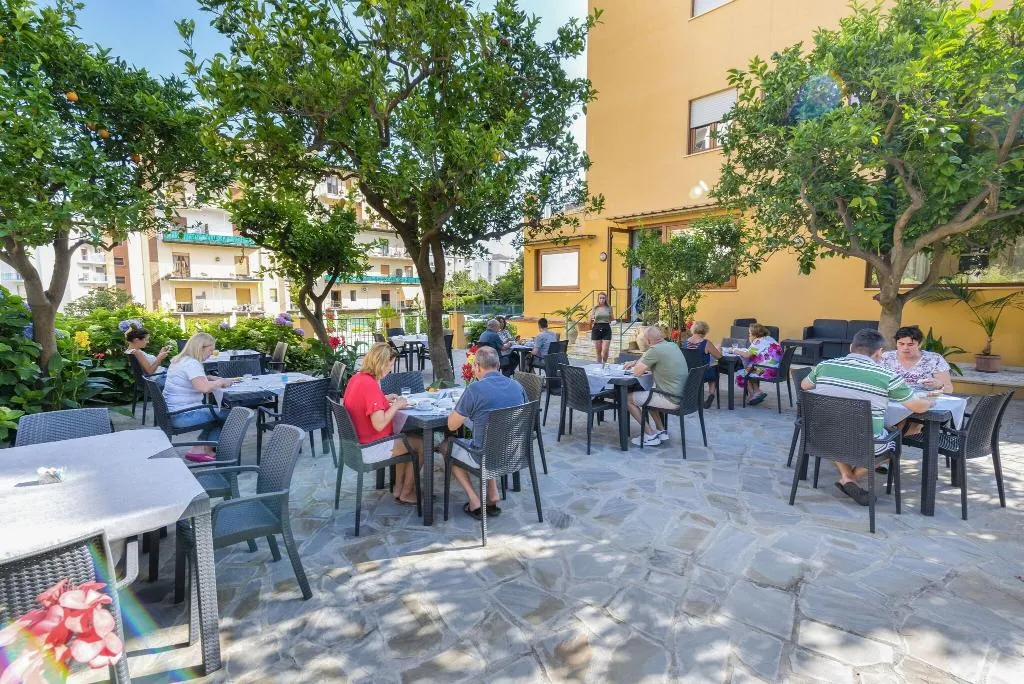 Terrace, Leone, Naples