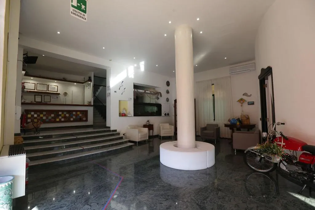 Lobby, Vietri, Naples