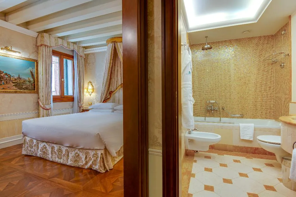 Double or Twin CAPACITY 2 Room, Canal Grande, Venice