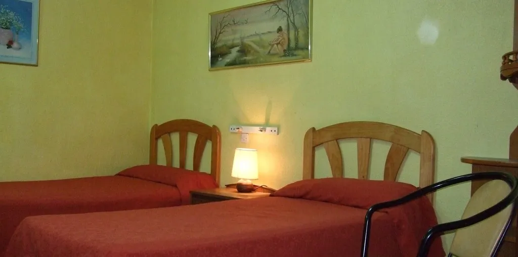 TRIPLE WITH SHARED BATHROOM Room, Hostal Jacinto, Madrid