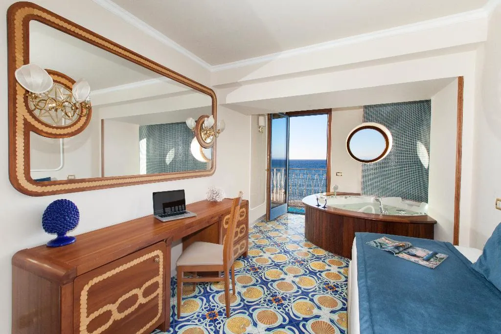 JUNIOR SUITE STANDARD Room, Alimuri Bay Resort, Naples