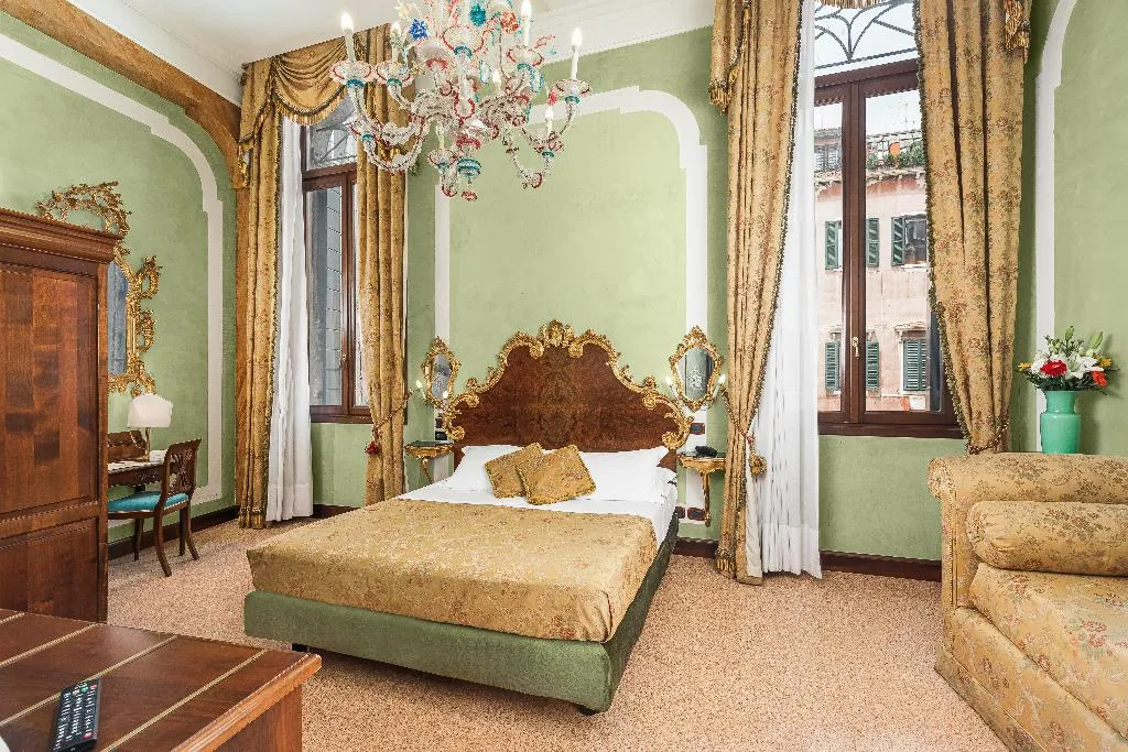 Double or Twin DELUXE CANAL VIEW Room, San Moise, Venice