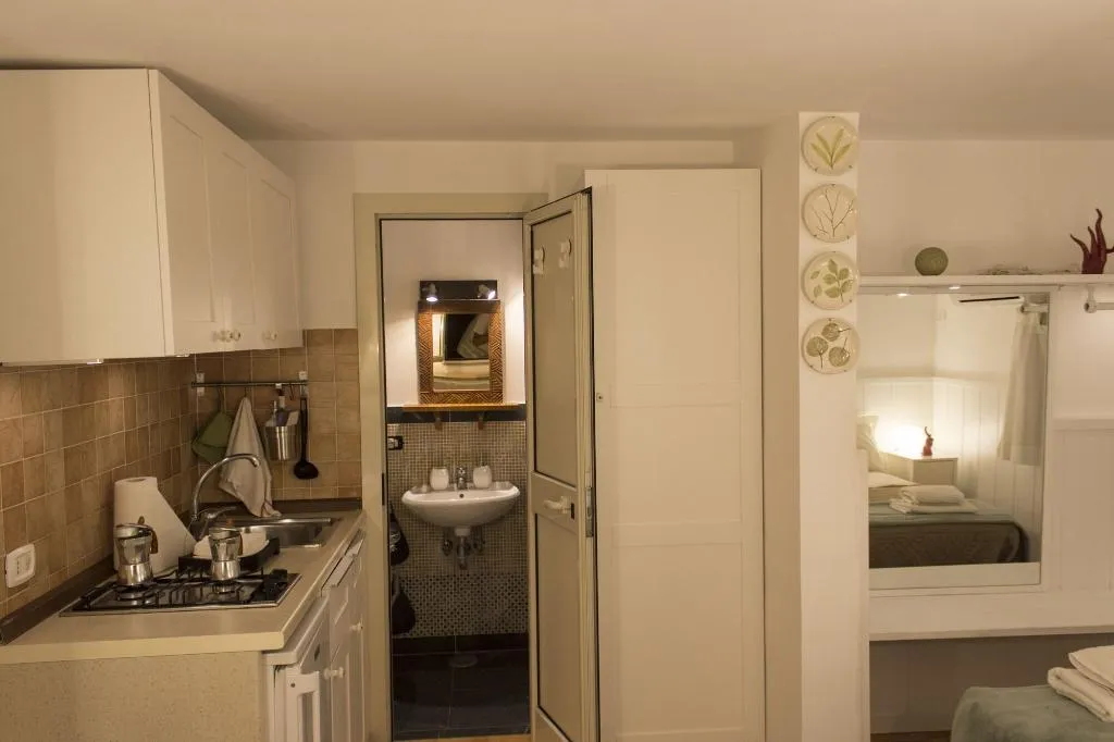 Room, Sui Tetti Di Napoli, Naples