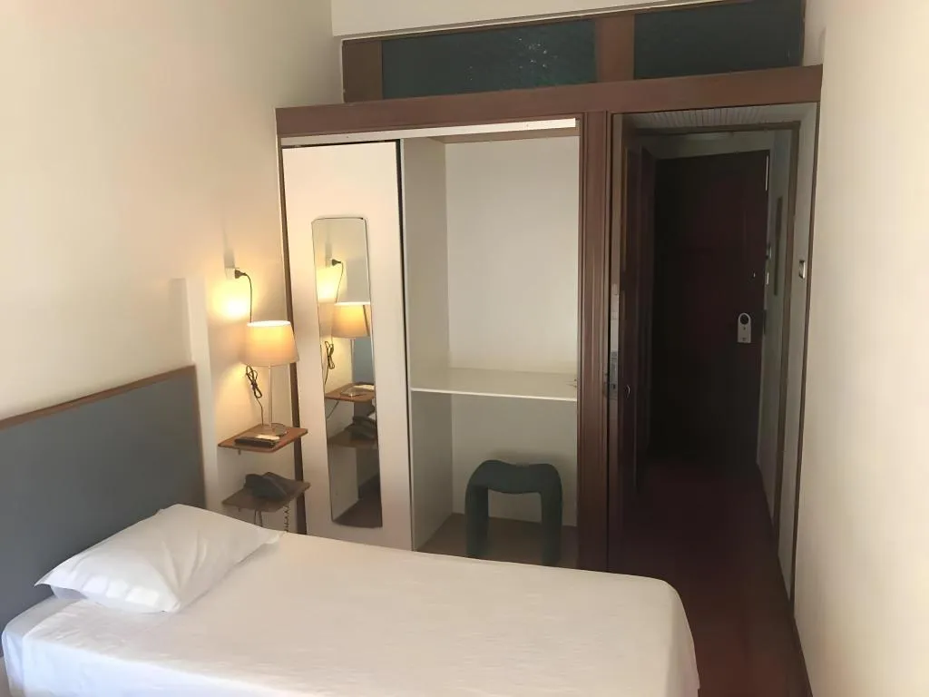 Room, Girassol, Porto