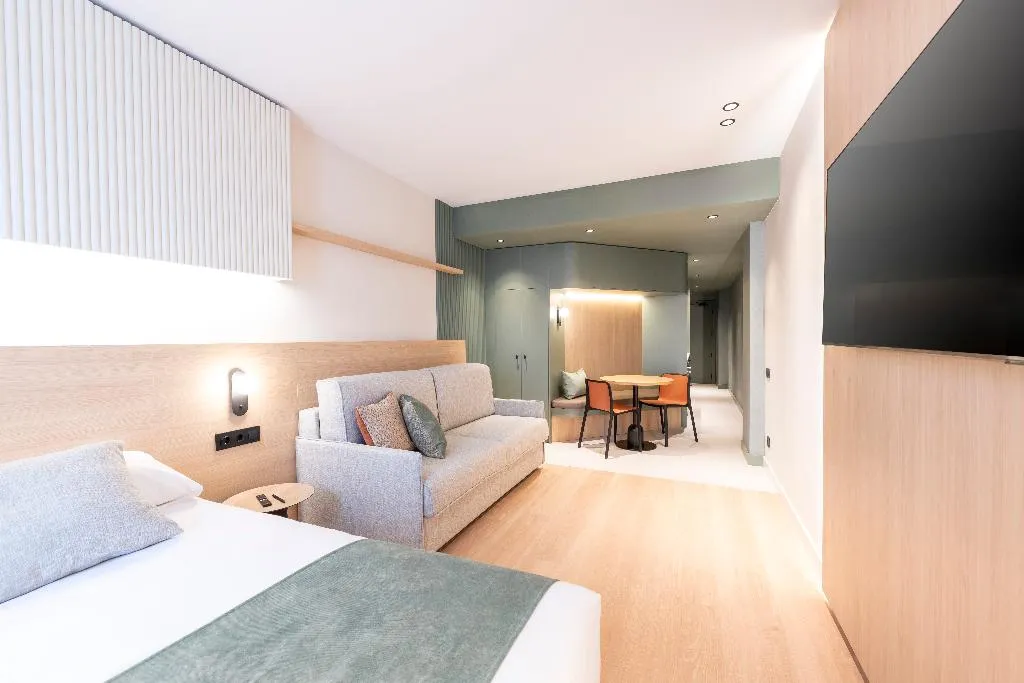 TRIPLE SUPERIOR Room, Aparthotel Atenea Calabria, Barcelona