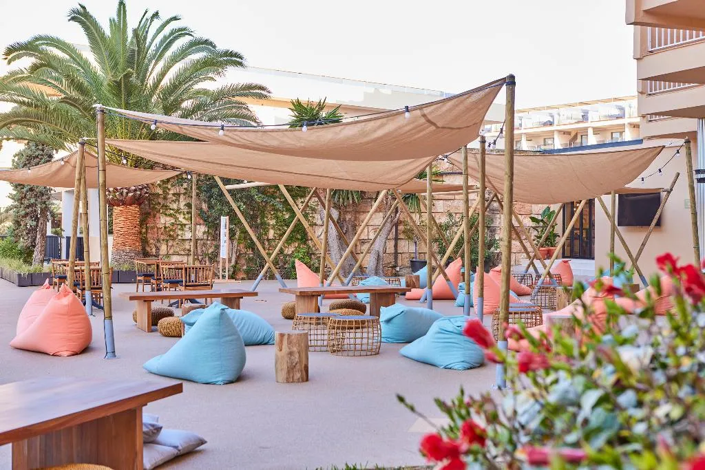 Bar, tent Palmanova, Majorca